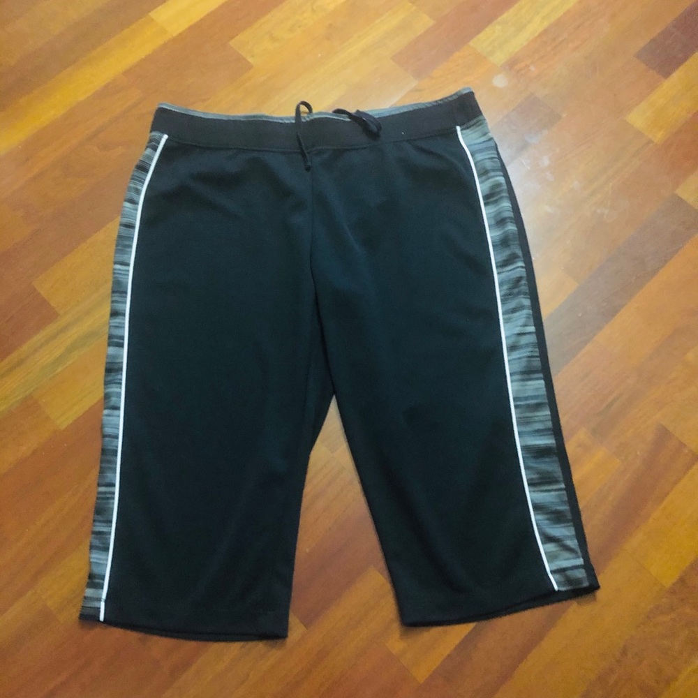 Women’s petite St. John’s activewear PXL Capri